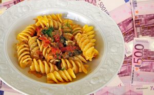 plat de pâtes sur billets de 500 euros